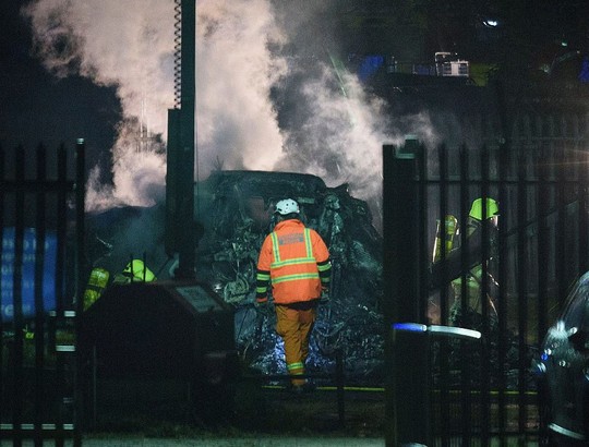 Máy bay Chủ tịch Leicester gặp nạn, bốc cháy bên ngoài sân King Power - Ảnh 3.