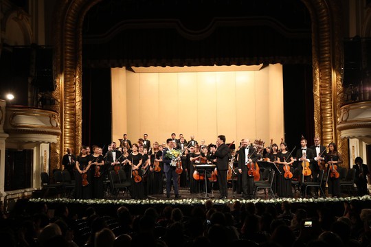 Màn độc tấu đỉnh cao của nghệ sĩ violin Sergei Dogadin chinh phục khán giả Hà Nội - Ảnh 2.