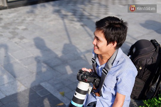 Nghị lực phi thường của chàng nhiếp ảnh khuyết tật ở Sài Gòn - Ảnh 1.
