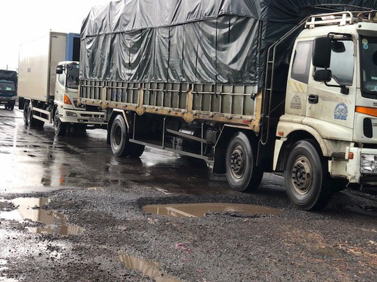 Quốc lộ 1 qua Bình Định nát tương sau vài cơn mưa đầu mùa - Ảnh 4. Quốc lộ 1 qua Bình Định nát tương sau vài cơn mưa đầu mùa - Ảnh 4.