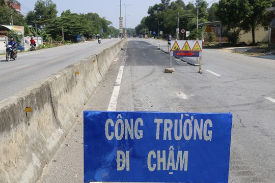 Cận cảnh vá víu quốc lộ ngàn tỉ ở Quảng Nam - Ảnh 1.
