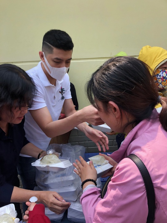 Sau hình ảnh trai hư, Noo Phước Thịnh tặng cơm cho bệnh nhân nghèo - Ảnh 2.