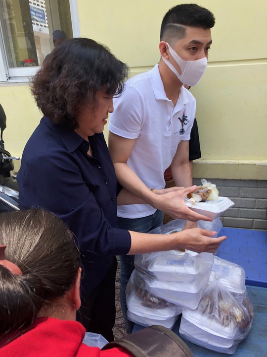 Sau hình ảnh trai hư, Noo Phước Thịnh tặng cơm cho bệnh nhân nghèo - Ảnh 1.