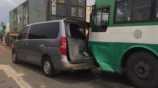 TP HCM: Xe buýt mất thắng gây tai nạn liên hoàn ở Hóc Môn - Ảnh 1.