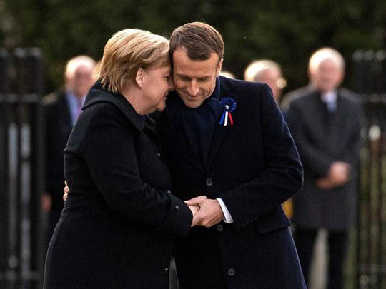 TT Trump ngại mưa, ông Macron và bà Merkel nắm chặt tay đồng lòng - Ảnh 2.