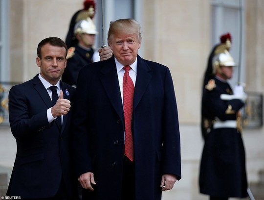 Giải mã phản ứng của ông Trump khi ông Macron vỗ đầu gối - Ảnh 9.