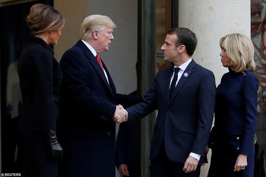 Giải mã phản ứng của ông Trump khi ông Macron vỗ đầu gối - Ảnh 11.