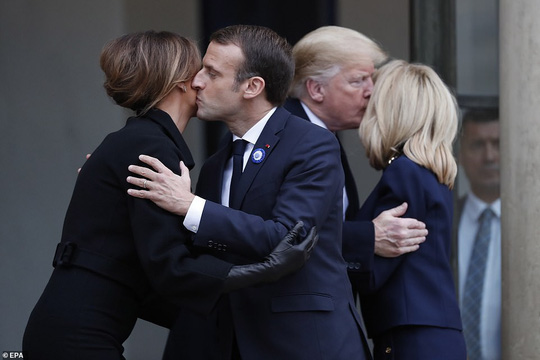 Giải mã phản ứng của ông Trump khi ông Macron vỗ đầu gối - Ảnh 12.