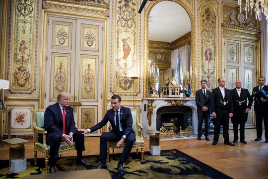 Giải mã phản ứng của ông Trump khi ông Macron vỗ đầu gối - Ảnh 4.