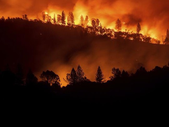 Mỹ: Lửa rừng rực, khói ngút trời ở bang California - Ảnh 2.