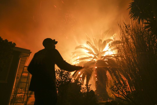 Mỹ: Lửa rừng rực, khói ngút trời ở bang California - Ảnh 9.