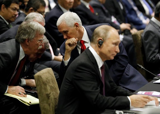 Họp ASEAN, ông Putin khoác vai nói chuyện riêng với Phó Tổng thống Mỹ  - Ảnh 1.