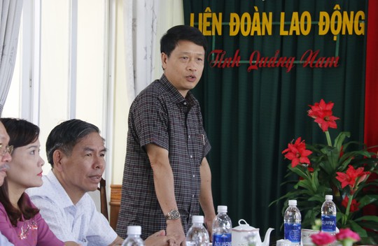 Nhận quà của LĐLĐ Đà Nẵng, công nhân Quảng Nam xúc động bật khóc - Ảnh 2.