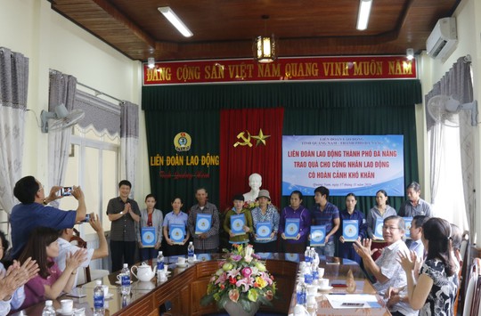 Nhận quà của LĐLĐ Đà Nẵng, công nhân Quảng Nam xúc động bật khóc - Ảnh 1.
