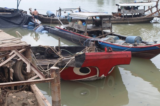Ớn lạnh với chiếc thuyền chở hóa chất chìm trên sông Đồng Nai - Ảnh 2.