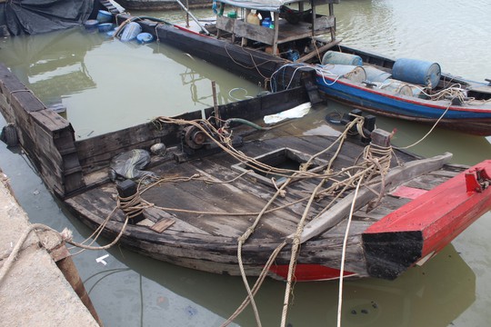 Ớn lạnh với chiếc thuyền chở hóa chất chìm trên sông Đồng Nai - Ảnh 3.