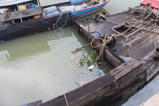 Ớn lạnh với chiếc thuyền chở hóa chất chìm trên sông Đồng Nai - Ảnh 1.
