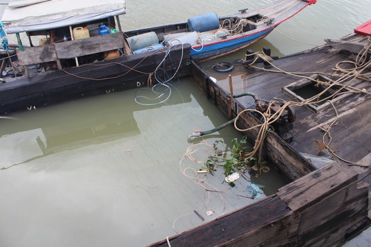 Ớn lạnh với chiếc thuyền chở hóa chất chìm trên sông Đồng Nai - Ảnh 5.
