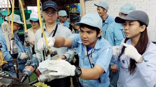 Nhật Bản thúc đẩy cho phép lao động nước ngoài ở lại lâu dài - Ảnh 1.