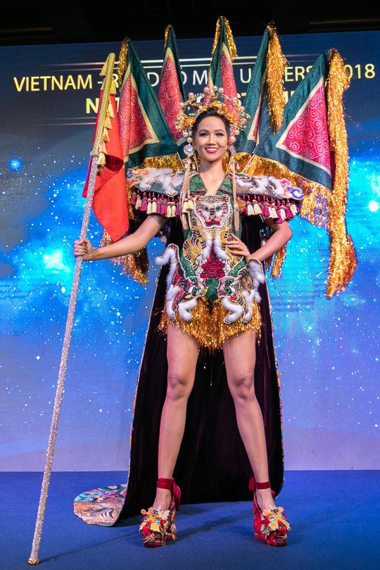 Độc đáo bộ trang phục của H’hen Niê mang đến Miss Universe - Ảnh 6.