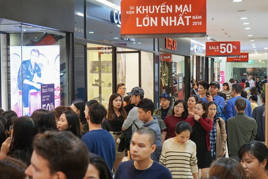 Chen chân mua hàng hiệu giảm giá Black Friday - Ảnh 2.