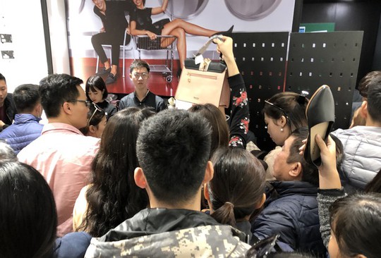 Chen chân mua hàng hiệu giảm giá Black Friday - Ảnh 6.