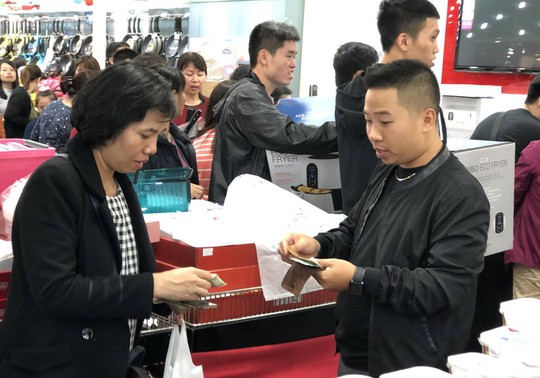 Dân Việt xếp hàng tới đêm săn đồ hiệu giảm giá Black Friday - Ảnh 4.