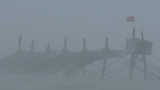 Bão số 9 đã vào Bà Rịa - Vũng Tàu, mưa rất to, cây ngã đổ, tàu chìm - Ảnh 4.