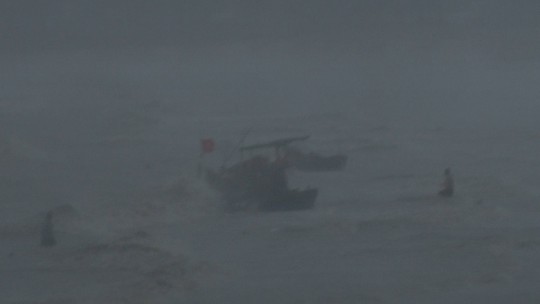 Bão số 9 đã vào Bà Rịa - Vũng Tàu, mưa rất to, cây ngã đổ, tàu chìm - Ảnh 6.