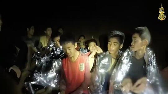 Khởi quay phim giải cứu đội bóng mất tích trong hang ở Thái Lan - Ảnh 2.