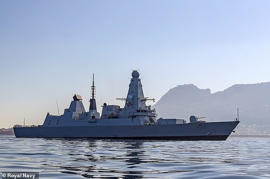 Anh tố 17 chiến đấu cơ Nga kèm cặp tàu chiến NATO gần Crimea - Ảnh 2.