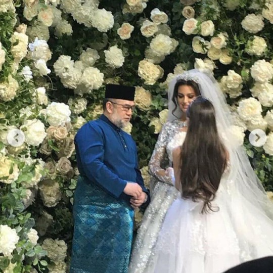 Lộ ảnh vua Malaysia cưới hoa khôi Moscow - Ảnh 1.