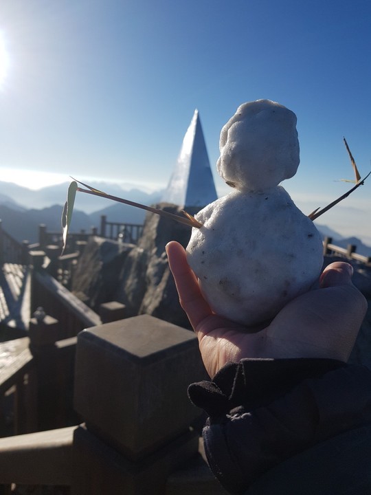 Du khách thích thú đùa nghịch với băng tuyết trên đỉnh Fansipan  - Ảnh 3.