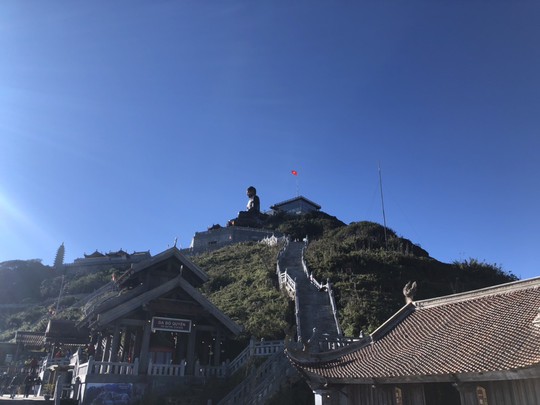 Du khách thích thú đùa nghịch với băng tuyết trên đỉnh Fansipan  - Ảnh 5.