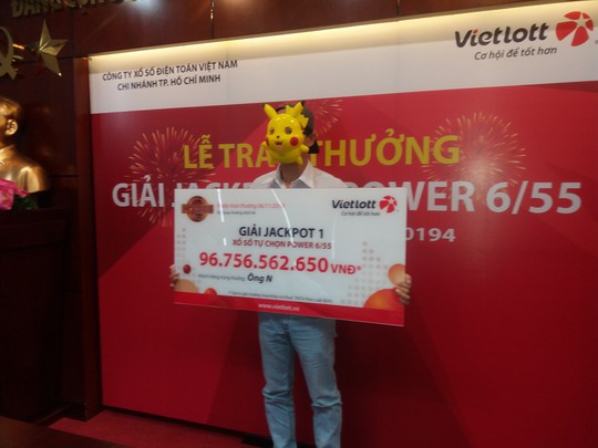 Người trúng Vietlott gần 97 tỉ đồng đeo mặt nạ Pikachu lên lãnh giải - Ảnh 1.