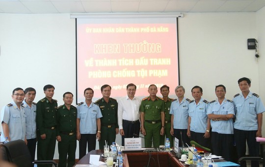 Chủ tịch Đà Nẵng khen thưởng vụ bắt giữ hơn 10 tấn ngà voi nhập lậu - Ảnh 1.