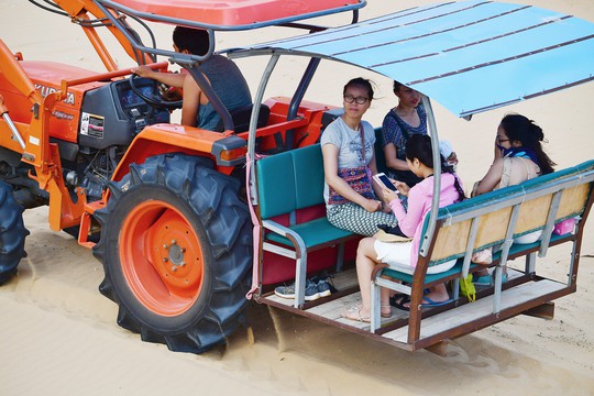 Máy cày, xe bọ hung độc đáo chuyên chở du khách ở Mũi Dinh - Ảnh 12.