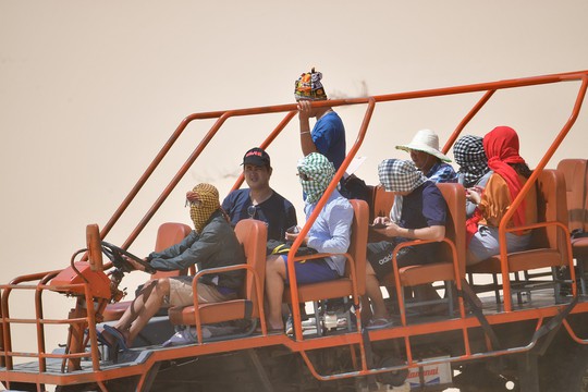 Máy cày, xe bọ hung độc đáo chuyên chở du khách ở Mũi Dinh - Ảnh 17.
