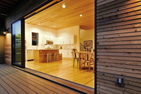 Ngôi nhà gỗ đơn giản bên ngoài, hiện đại bên trong - Ảnh 5.