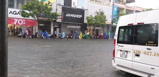 Đà Nẵng: Sau cơn mưa lớn, một số đường phố  lại tiếp tục biến thành sông - Ảnh 3.