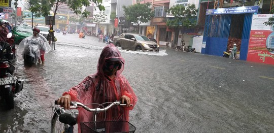 Đà Nẵng: Sau cơn mưa lớn, một số đường phố  lại tiếp tục biến thành sông - Ảnh 4.