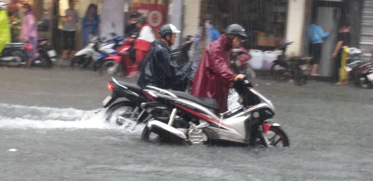 Đà Nẵng: Sau cơn mưa lớn, một số đường phố  lại tiếp tục biến thành sông - Ảnh 7.