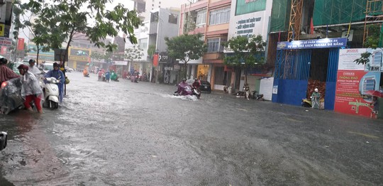 Đà Nẵng: Sau cơn mưa lớn, một số đường phố  lại tiếp tục biến thành sông - Ảnh 8.