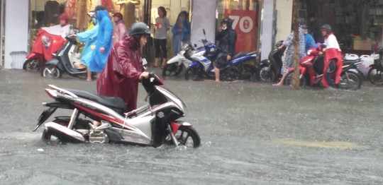 Đà Nẵng: Sau cơn mưa lớn, một số đường phố  lại tiếp tục biến thành sông - Ảnh 9.