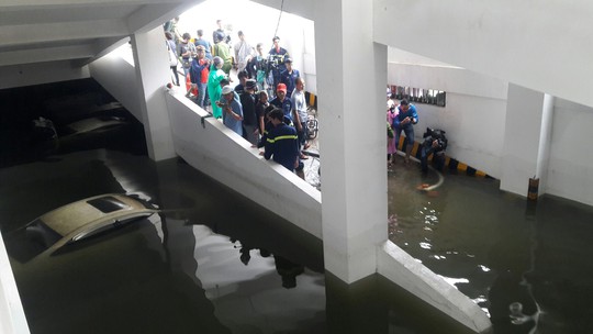 Cận cảnh giải cứu hàng loạt xế hộp tiền tỉ bị ngập nước ở Đà Nẵng - Ảnh 6.