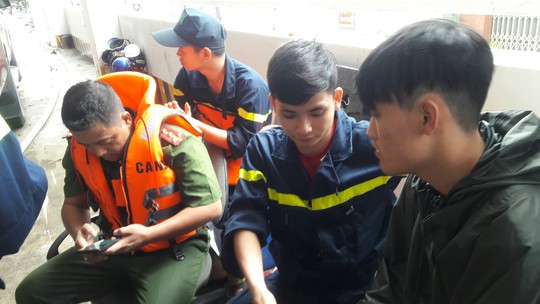 Cận cảnh giải cứu hàng loạt xế hộp tiền tỉ bị ngập nước ở Đà Nẵng - Ảnh 9.