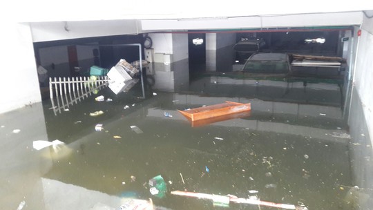 Cận cảnh giải cứu hàng loạt xế hộp tiền tỉ bị ngập nước ở Đà Nẵng - Ảnh 4.