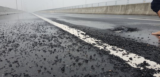 Sau mưa lớn, đường cao tốc Đà Nẵng – Quảng Ngãi 34.500 tỉ đầy ổ gà - Ảnh 2.