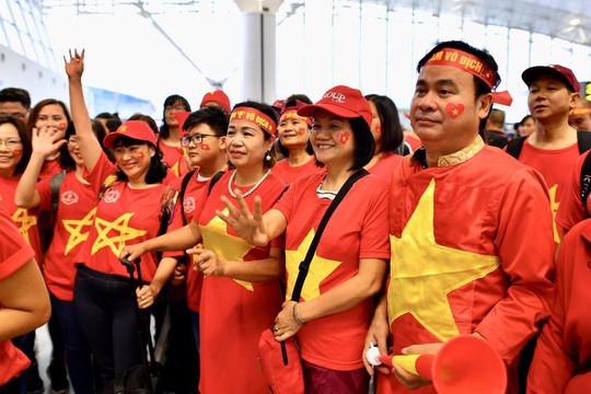 CĐV nhuộm đỏ 6 chuyến bay sang Malaysia tiếp lửa tuyển Việt Nam - Ảnh 9.