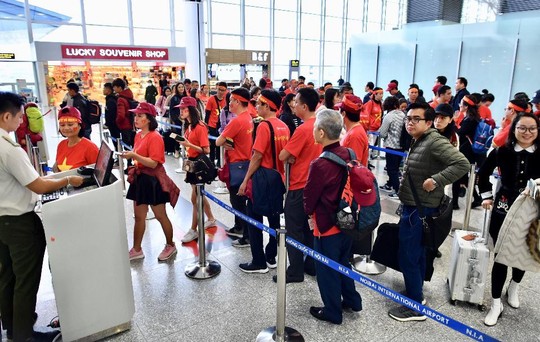 CĐV nhuộm đỏ 6 chuyến bay sang Malaysia tiếp lửa tuyển Việt Nam - Ảnh 13.